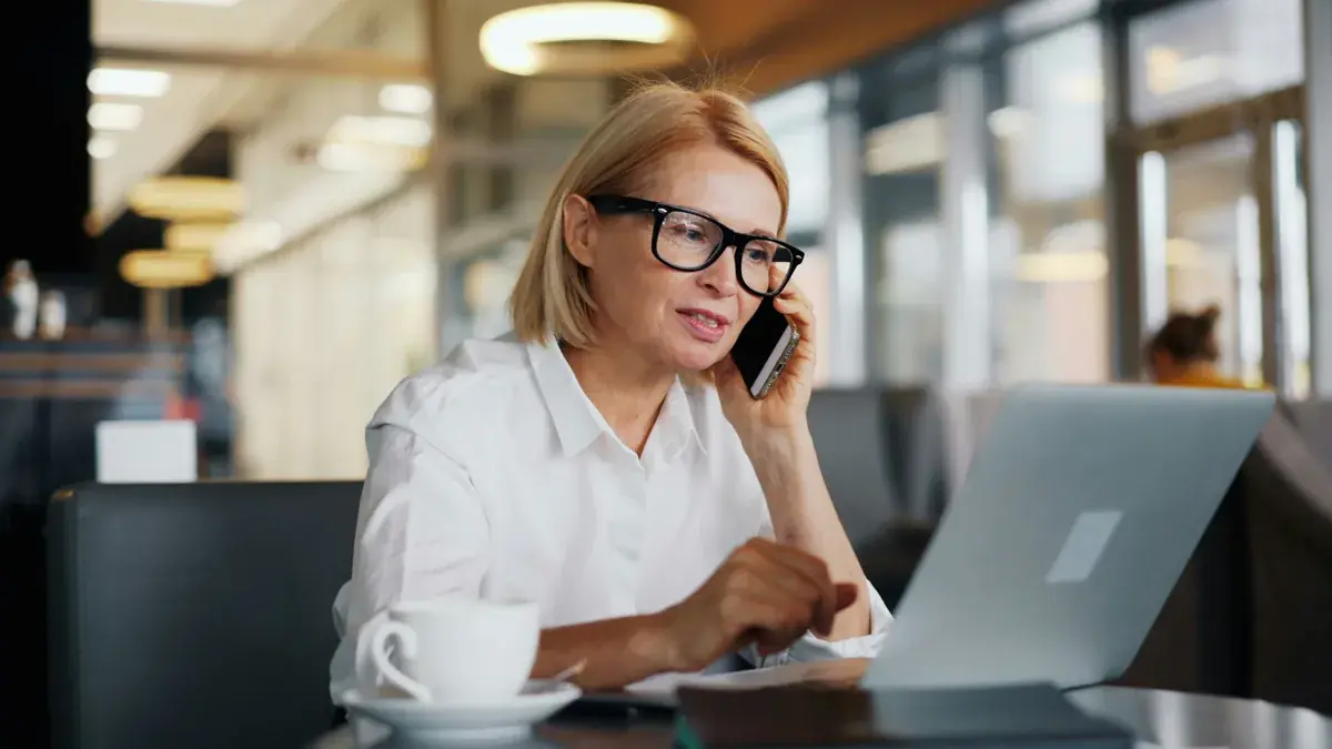 Fagperson i telefonsamtale ved arbeidsbordet
